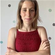 Maestra de Infantil y Primaria, con vocación por acompañar a los niños y sus familias y facilitar el día a día.